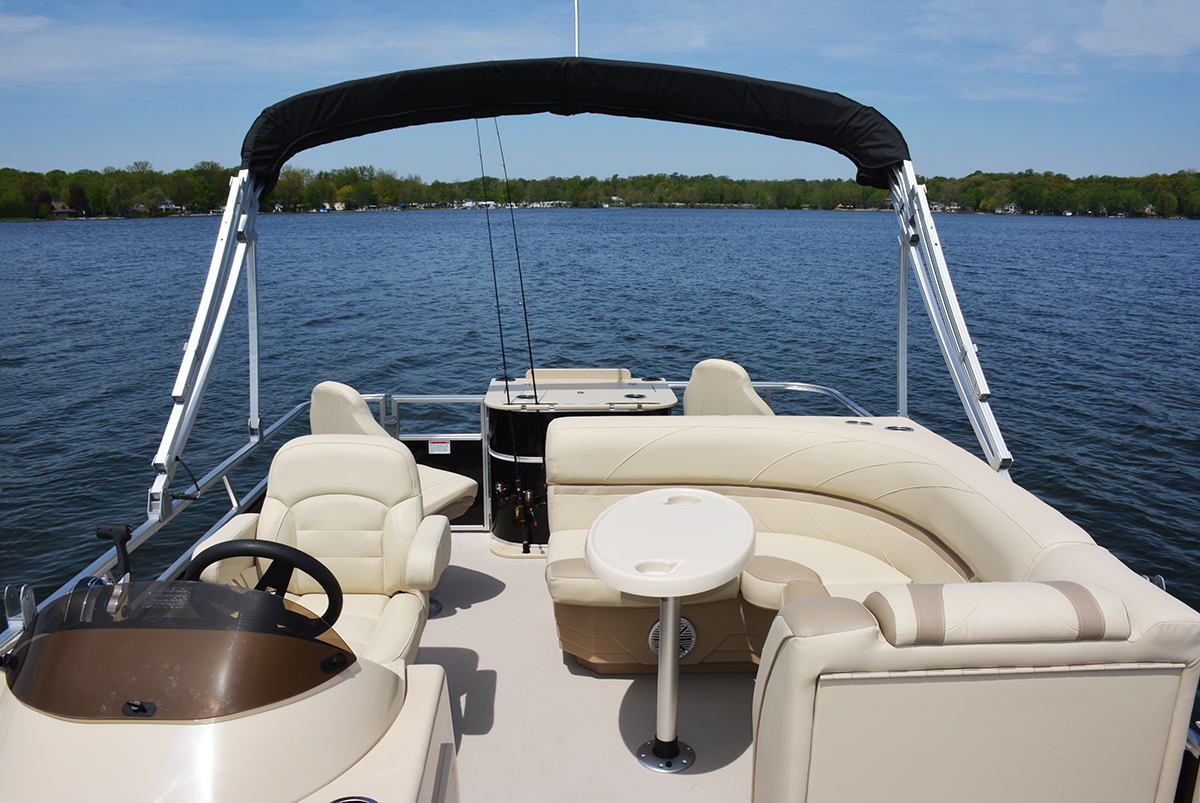 https://powerboating.com/wp-content/uploads/2019/10/SunChaser-Geneva-8520-4-Pt-Cockpit.jpg