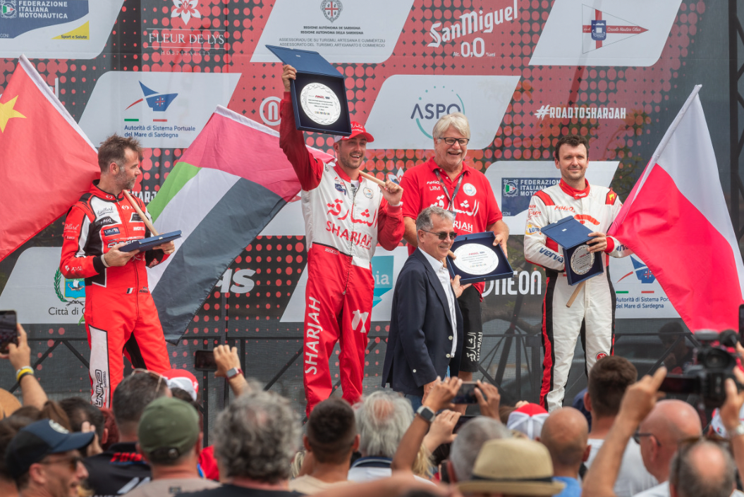 Rusty Wyatt holding up the trophy he won in the F1H2O race.