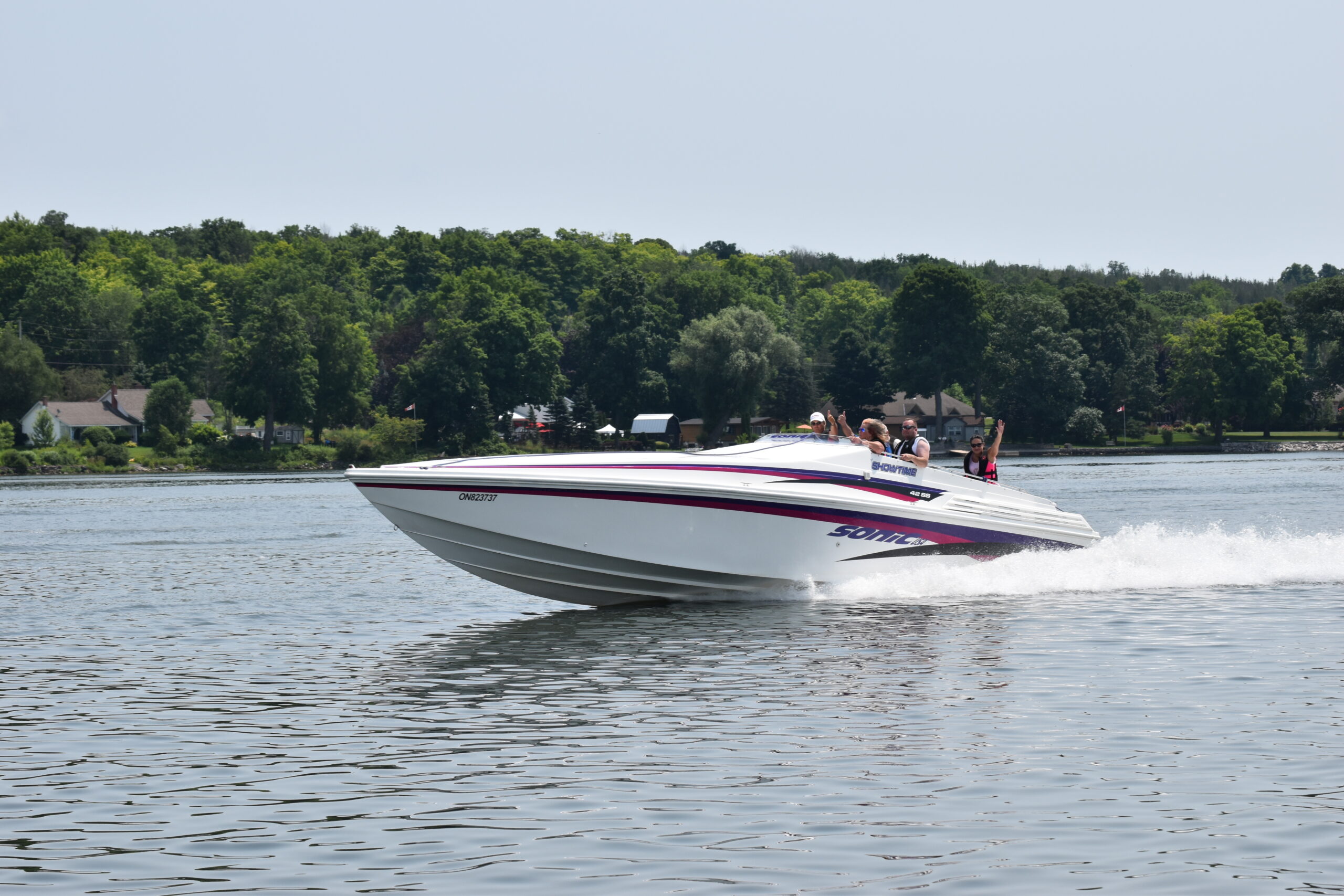 Pat Bray and crew in his 42' Sonic called "It's Showtime".