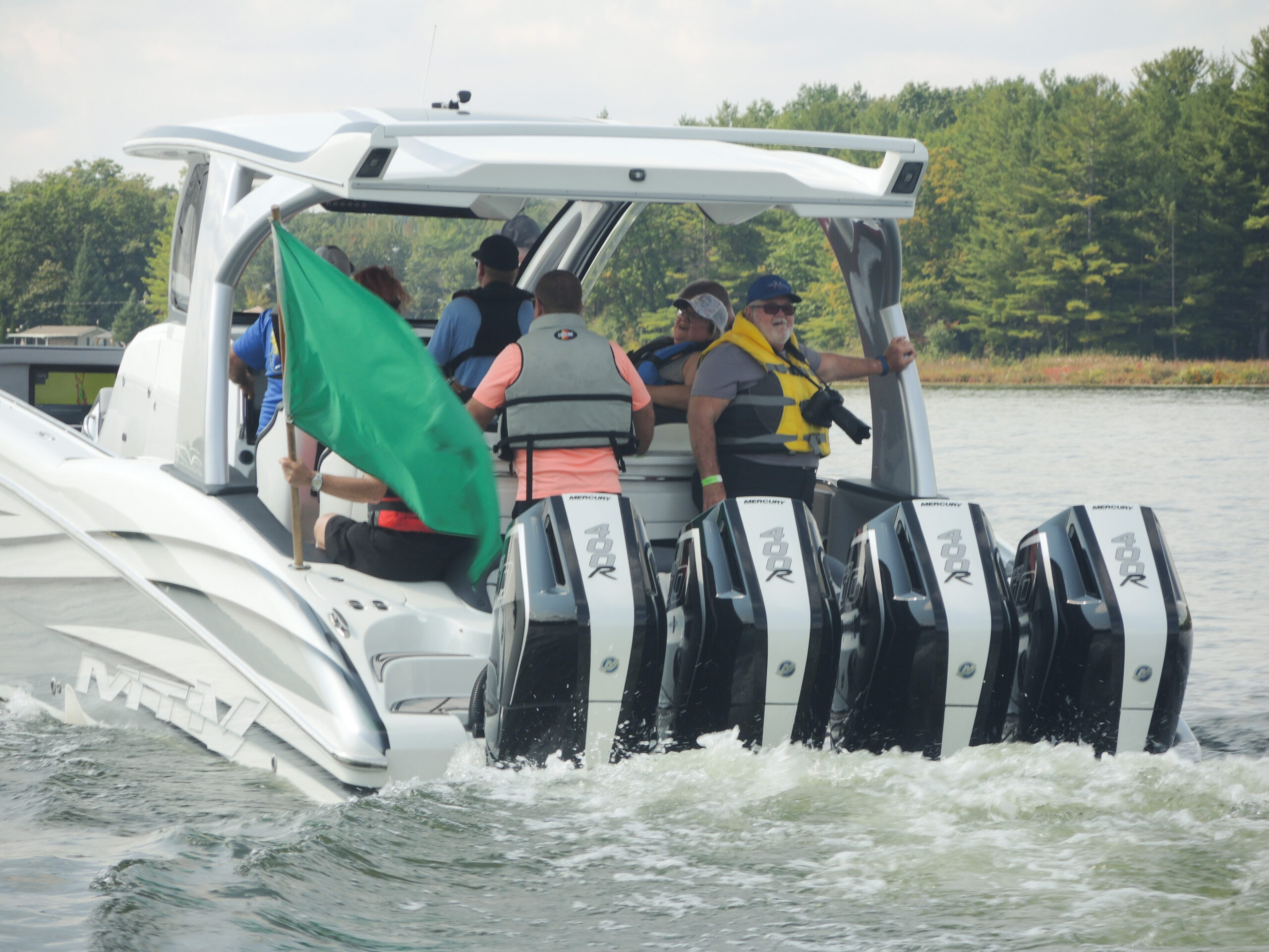 Carl McBride and crew signal the green flag, giving Poker Runners the all-clear tothrottle up and launch into Rice Lake for an exhilarating start!