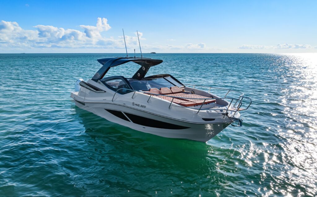 The NHD 325 is a cabin boat with an open bow that made its mark in its category upon its release. It features a striking design that stands out for its curves, lines, and hull with unparalleled navigation!