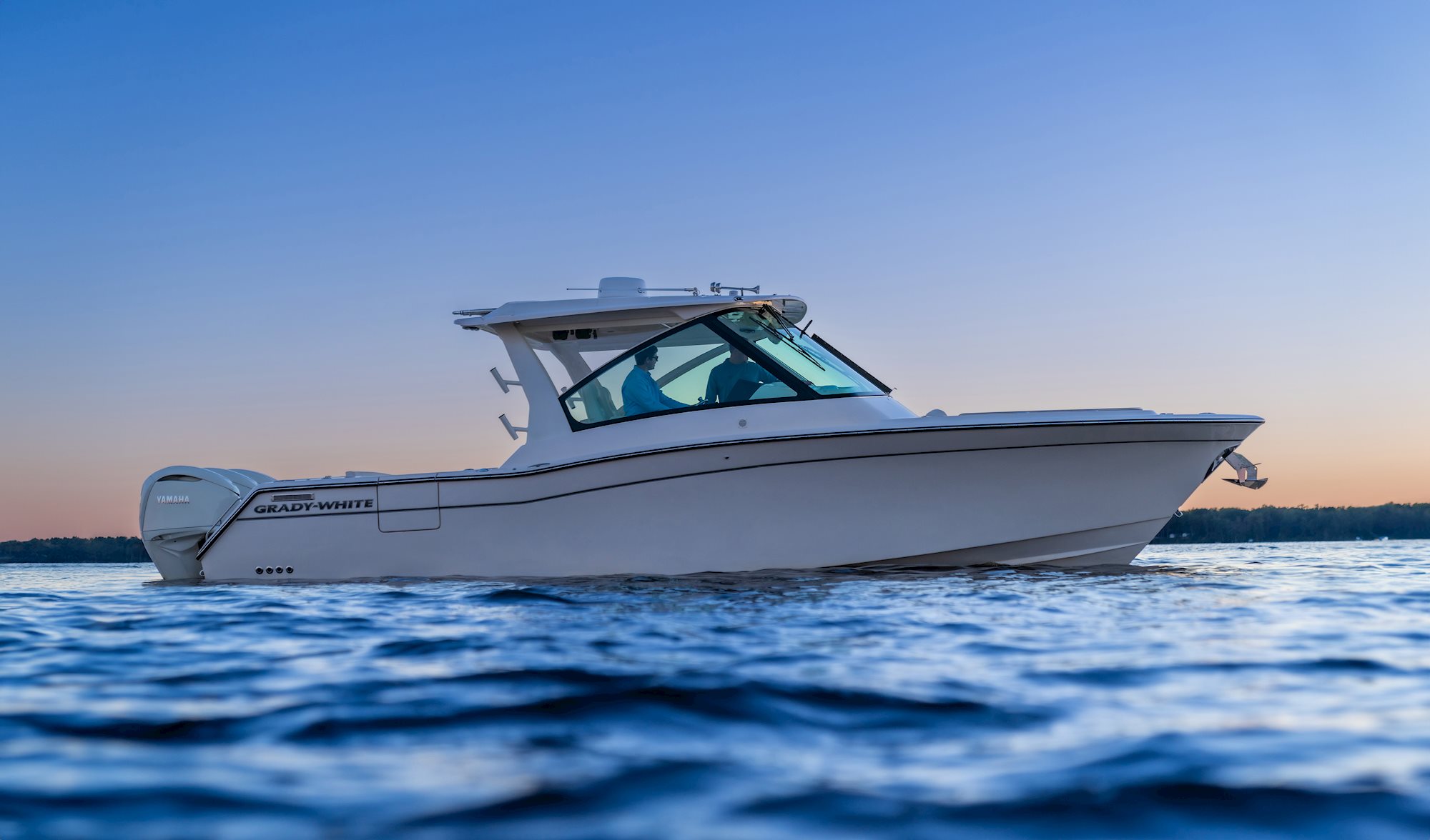 he Grady-White Freedom 345 features impressive dimensions, with a length of 33'6" (10.21 m) and a beam of 11'7" (3.53 m), providing a stable and spacious platform for both cruising and fishing. Bridge clearance stands at 9'5" (2.87 m).