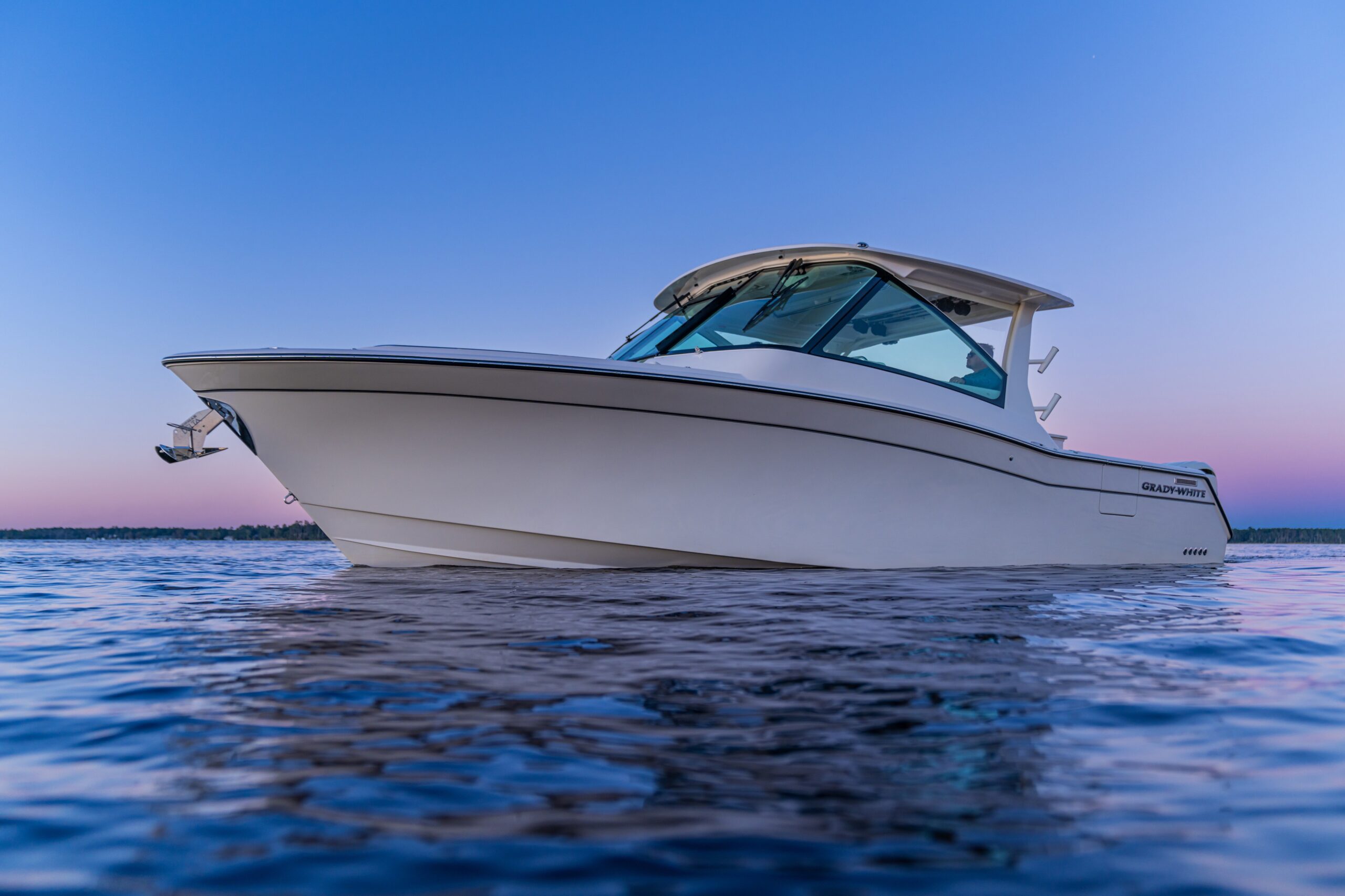 The Grady-White Freedom 345 features impressive dimensions, with a length of 33'6" (10.21 m) and a beam of 11'7" (3.53 m), providing a stable and spacious platform for both cruising and fishing. Bridge clearance stands at 9'5" (2.87 m).